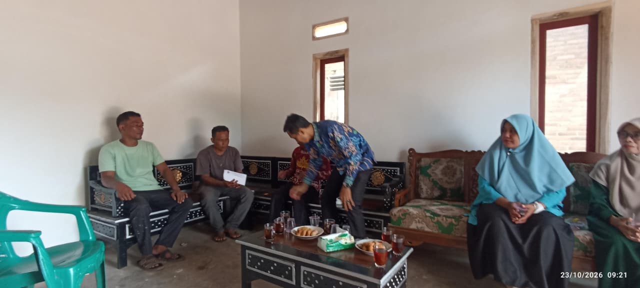 WUJUD KEPEDULIAN SESAMA, SMP MUHAMMADIYAH 1 SEKAMPUNG UDIK SALURKAN DONASI UNTUK KORBAN KEBAKARAN